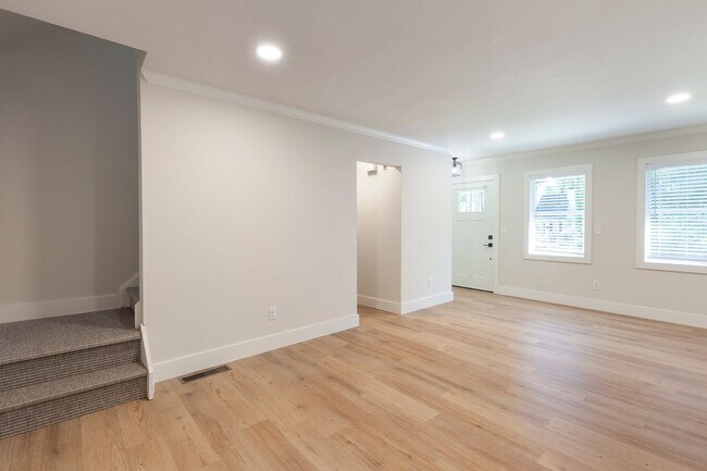 Foto del edificio - 3bd/3ba Home w/ Fully Fenced Backyard and Deck!