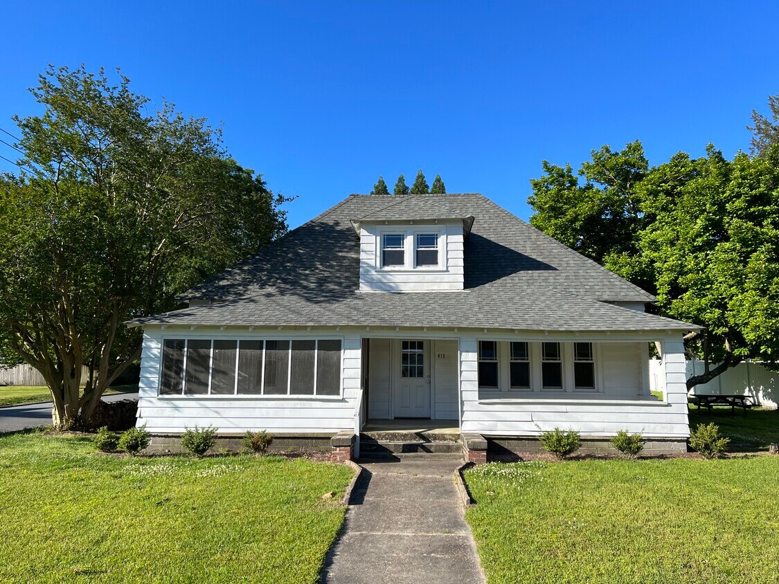 Exterior Front - 413 E Center St