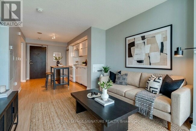 Building Photo - 25 Capreol Ct