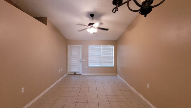 Building Photo - 2 bedroom 1 bath townhouse available for r...