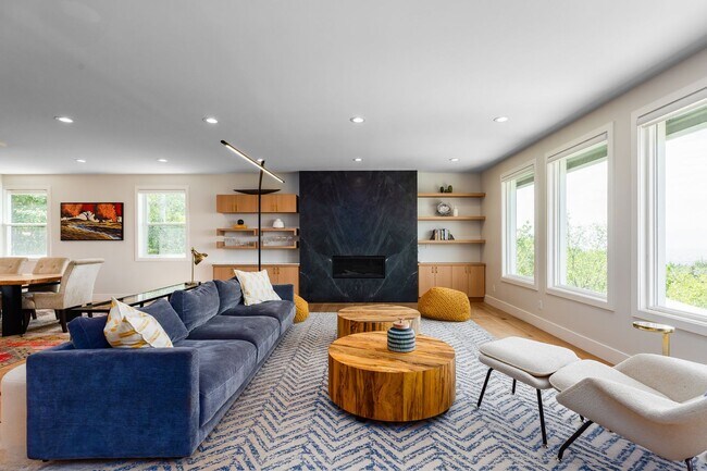 Foto del edificio - Stunning 5-Bedroom Modern Home with Panora...