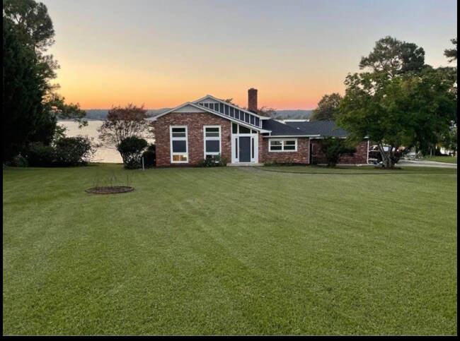 Foto del edificio - 219 Edgewater Dr