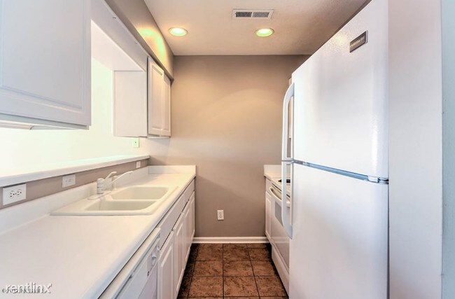 Building Photo - 729 Sunseeker Dr