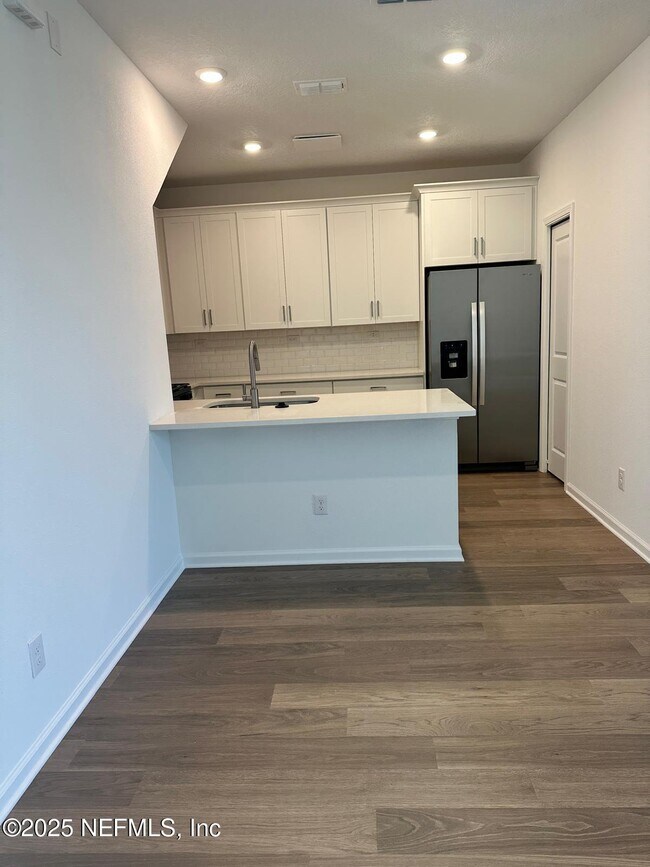 Foto del edificio - 483 Cherry Elm Dr