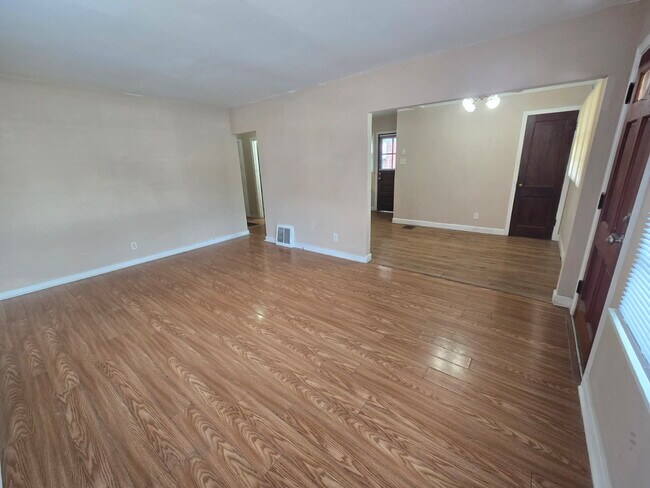 Foto del edificio - SECTION 8 SPECIAL! Spacious 2-Bed, 1-Bath ...