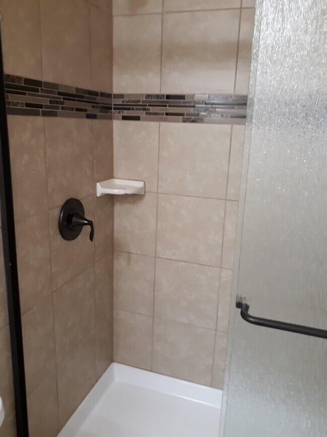 baño principal con ducha independiente - 2310 Cliffmoor Ln