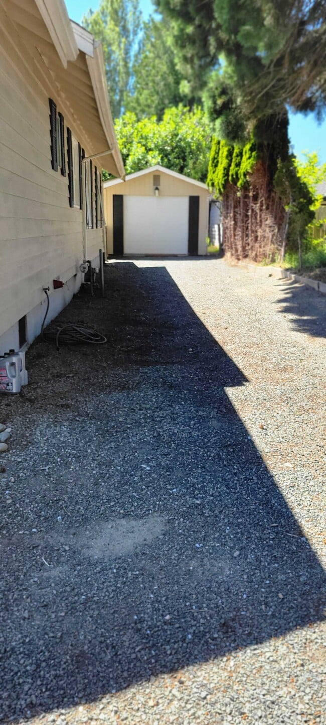 Building Photo - 1002 E Victor St