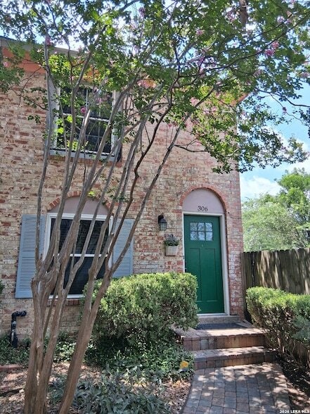 Building Photo - 2811 Woodbury Dr