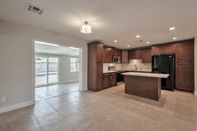 Foto del edificio - 6 BED HOUSE CLOSE TO ASU CAMPUS