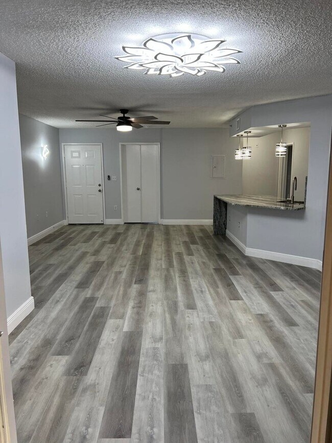Building Photo - 400 Scotia Dr