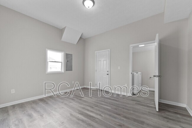 Foto del edificio - 2910 N Kenwood Ave