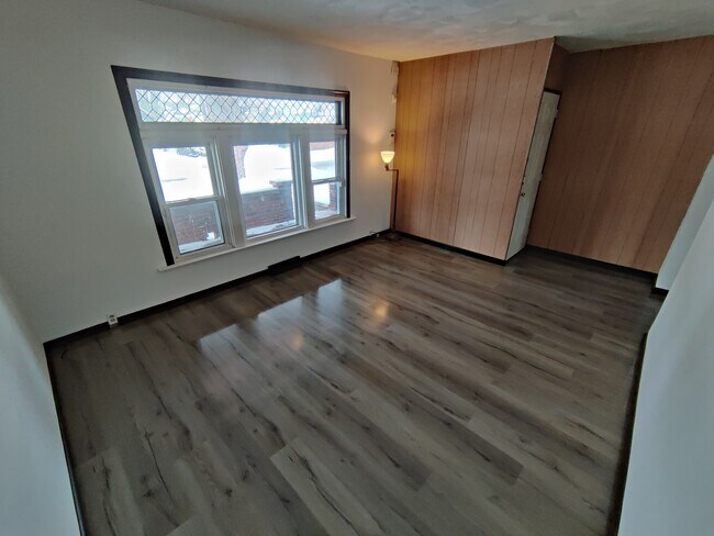 Living room - 811 W 30th St