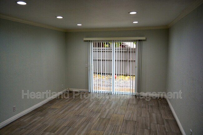 Foto del edificio - 240 W Lincoln Ave