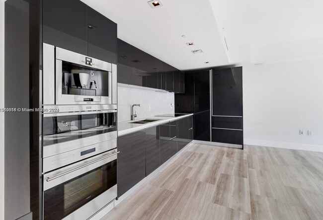 Building Photo - 1451 Brickell Ave