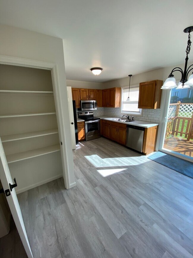 Foto del edificio - Beautiful 3 BR 1.5 BA End Unit Townhouse i...