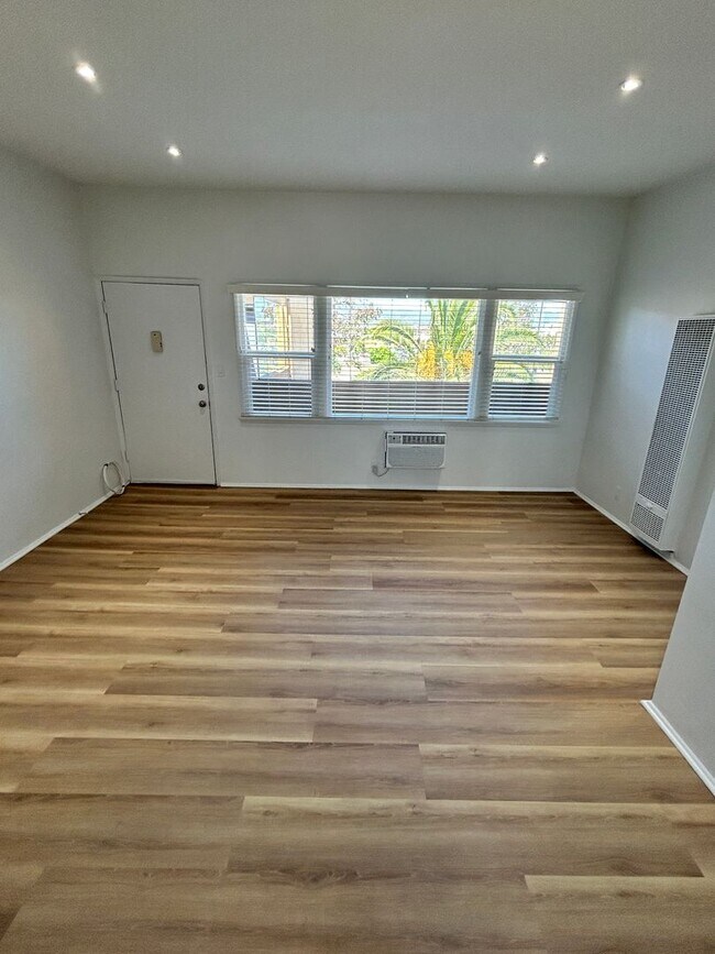 Building Photo - Santa Monica Coastal 1-Bed | Dual A/C & Quartz Kitchen | Minutes to SMC & Beach