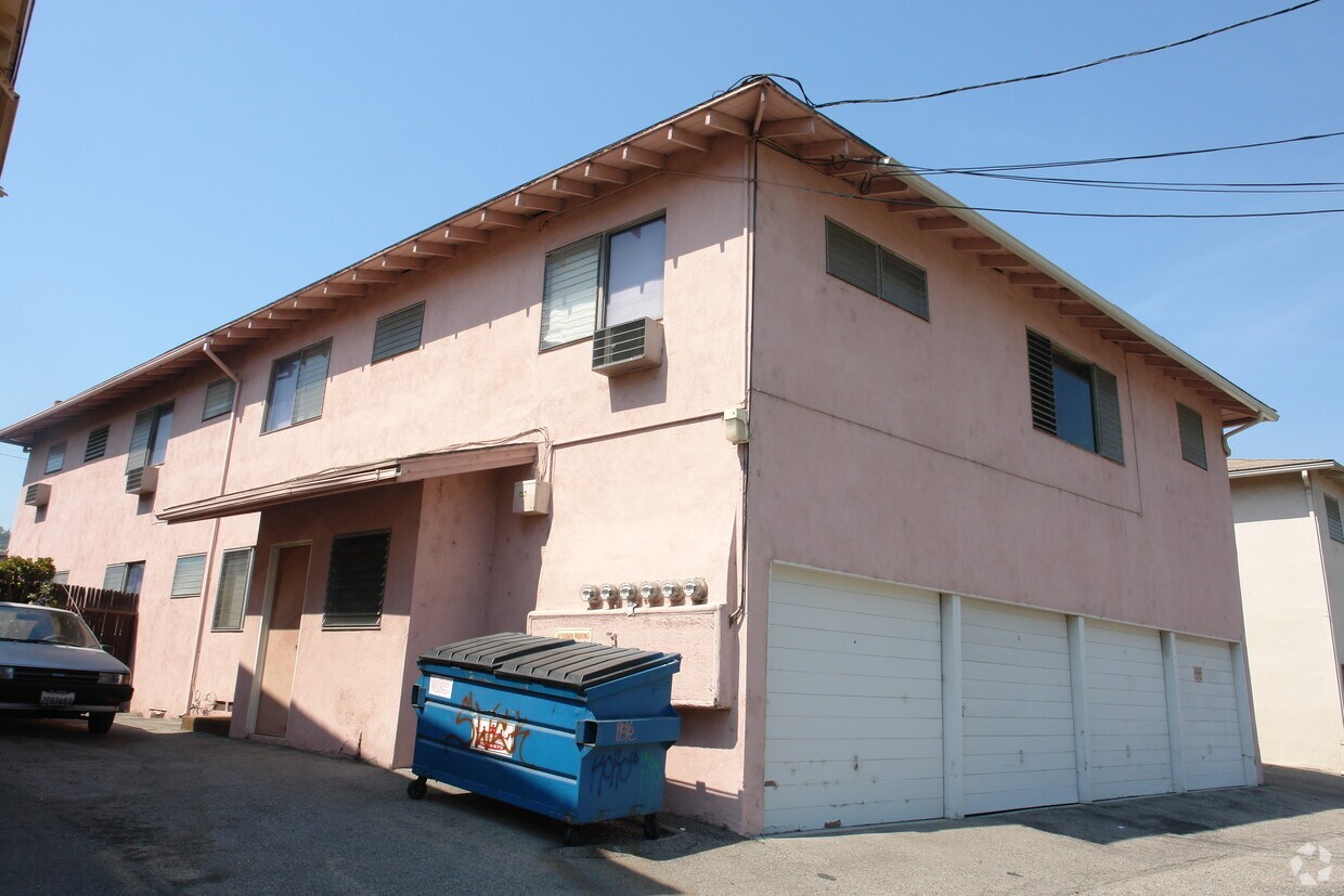 Building Photo - 14215 Moorpark St
