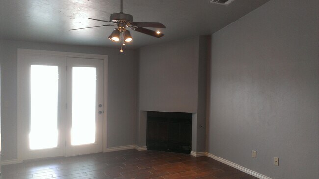 Foto del edificio - 2 bed, 2 bath with over-sized 1 car garage...