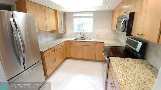 Foto del edificio - 658 NE 6th Ct