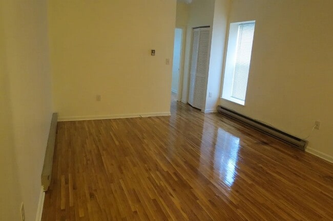 Building Photo - 533 Monroe St