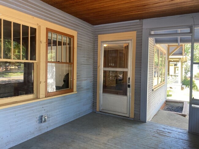 Building Photo - STUDENTS WELCOME! Spacious Single Family Home in Historic Old Town!