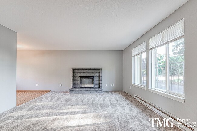 Building Photo - Adorable ranch style condo in gated commun...