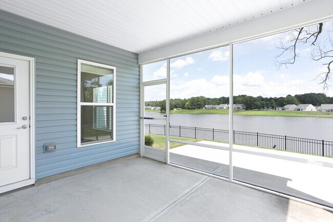 Foto del edificio - Beautiful 4-bedroom, 2-bath Home with Lake View!