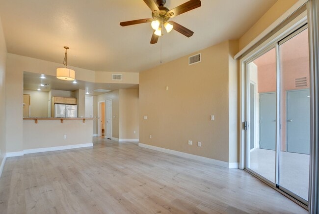 Building Photo - Park Avenue Mid Rise Condo. All HOA Amenities.