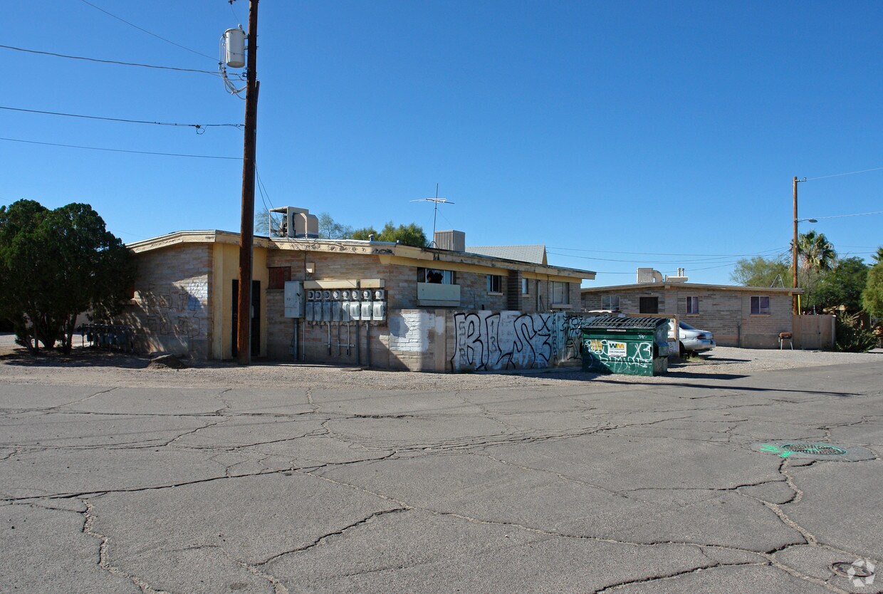 Building Photo - 5650 S Leslie Ave