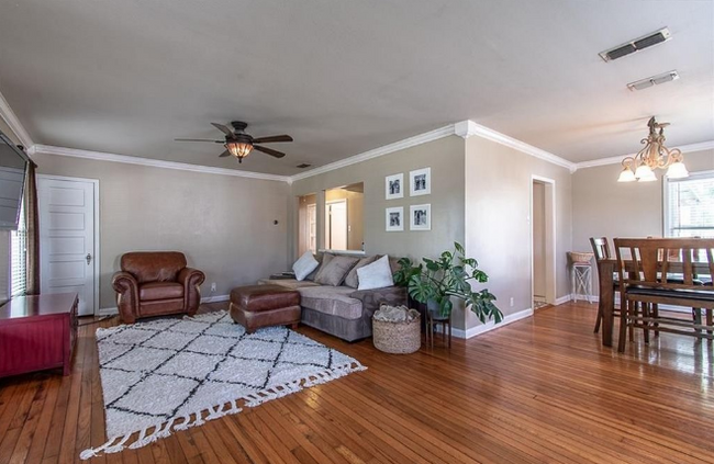 Spacious living area with lots of natural lighting - 3519 Austin St