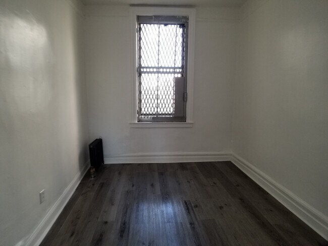 Building Photo - 131 Nagle Ave