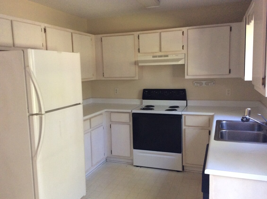 Building Photo - 1100 Pineland Ave