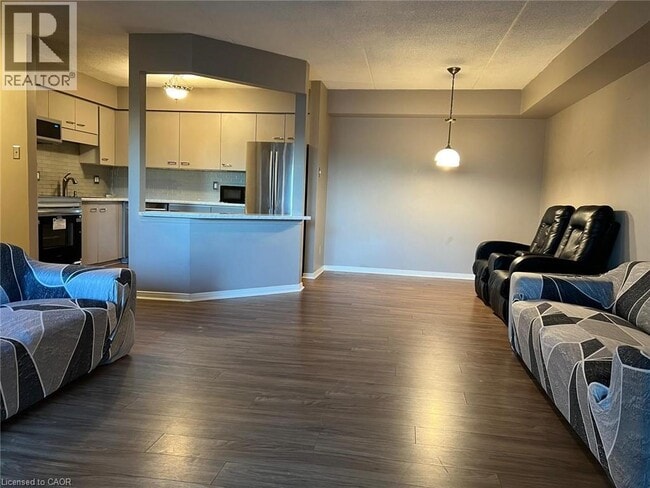 Building Photo - 3085 Kingsway Dr