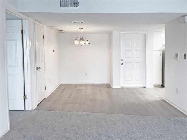Building Photo - 2816 S Bartell Dr