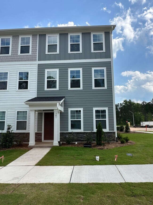 Foto del edificio - PRICE REDUCTION!! New build 3 bedroom 3.5 ...