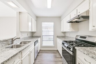 Building Photo - 2714 Foliage Green Dr