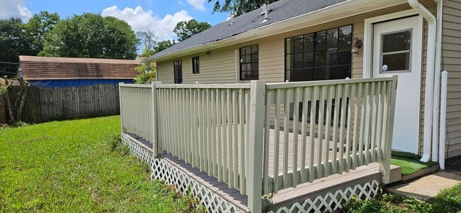 Building Photo - Cozy house on cul-de-sac walking distance ...