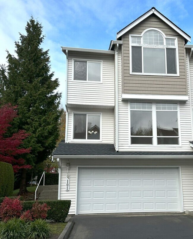 Building Photo - Bright and warm Mukilteo home - this one w...