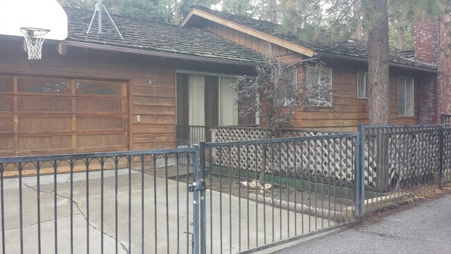 Building Photo - Single level 2 bedroom with 2 car garage