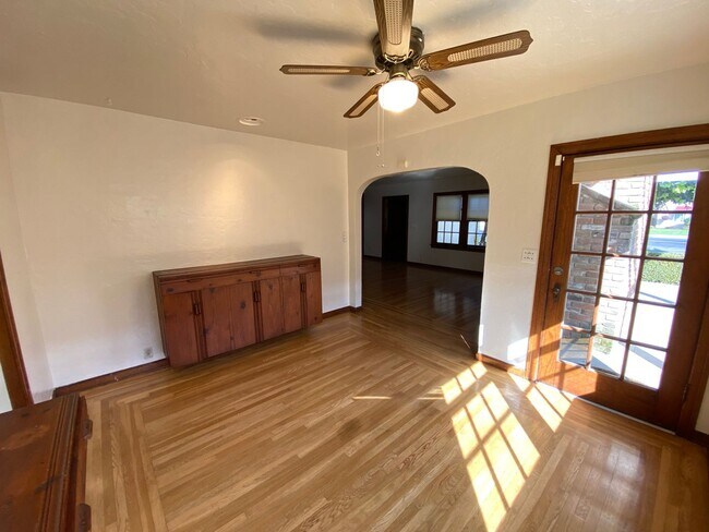 Building Photo - Kingsburg home located in Downtown. Availa...