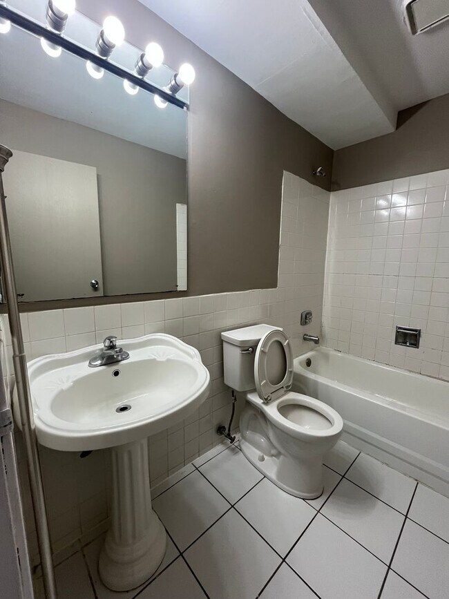 Foto del edificio - 526 E Spruce Dr