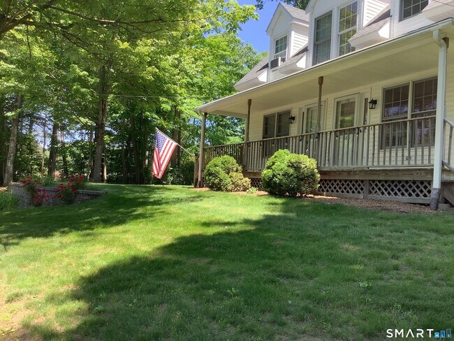 Foto del edificio - 668 Huckleberry Hill Rd