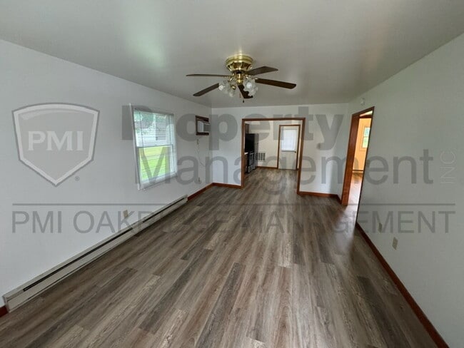 Building Photo - 2 Bed Single Level Apartment
