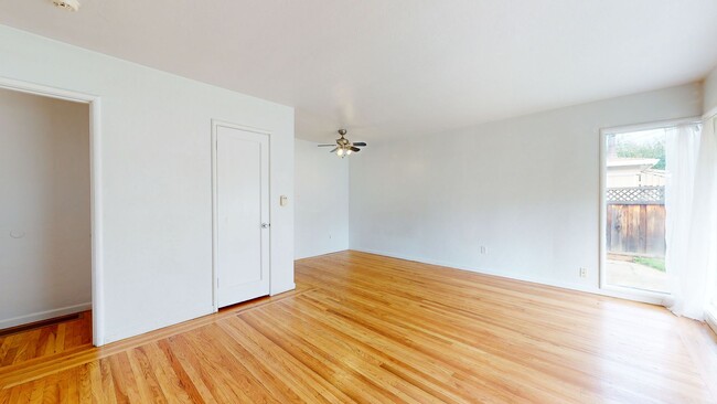 Building Photo - Spacious 2 Bedroom 1 Bathroom Available In...