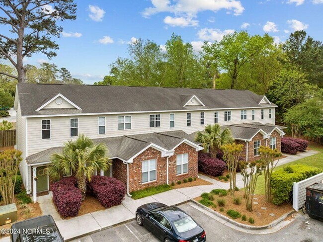 Building Photo - 2 Bedroom 2.5 Bathroom Townhouse in Wilmin...