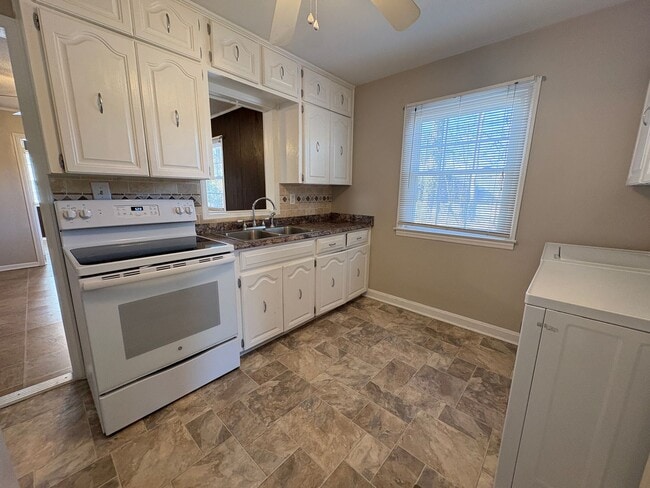 Building Photo - 2 Bedroom, 1 Bathroom in Greensboro!