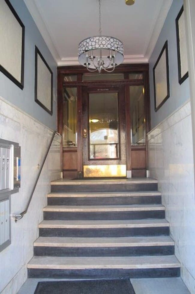 Building Photo - 1 Bed-Available Now