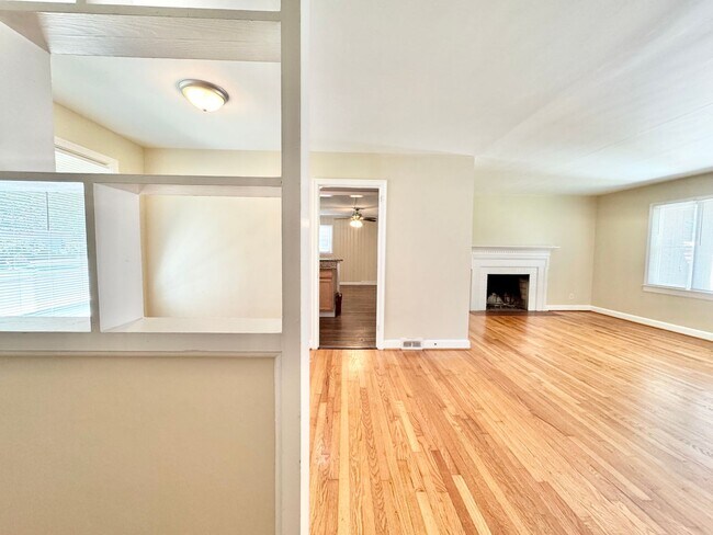 Foto del edificio - 3808 Parkwood Dr