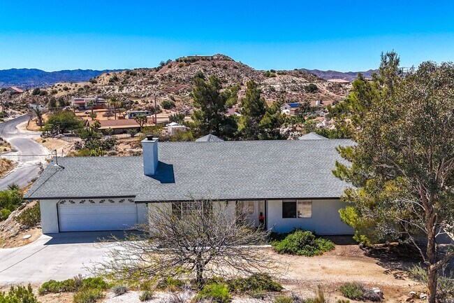 Foto del edificio - Western Hills Estate home/ 3 bedroom/ 2 ba...