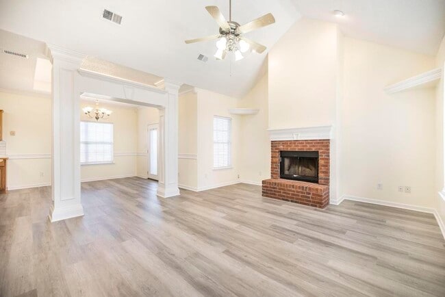 Foto del edificio - 807 Loudon Hill Dr